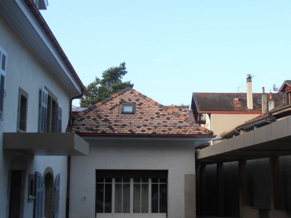 maison avec toit de tuiles et façade blanche