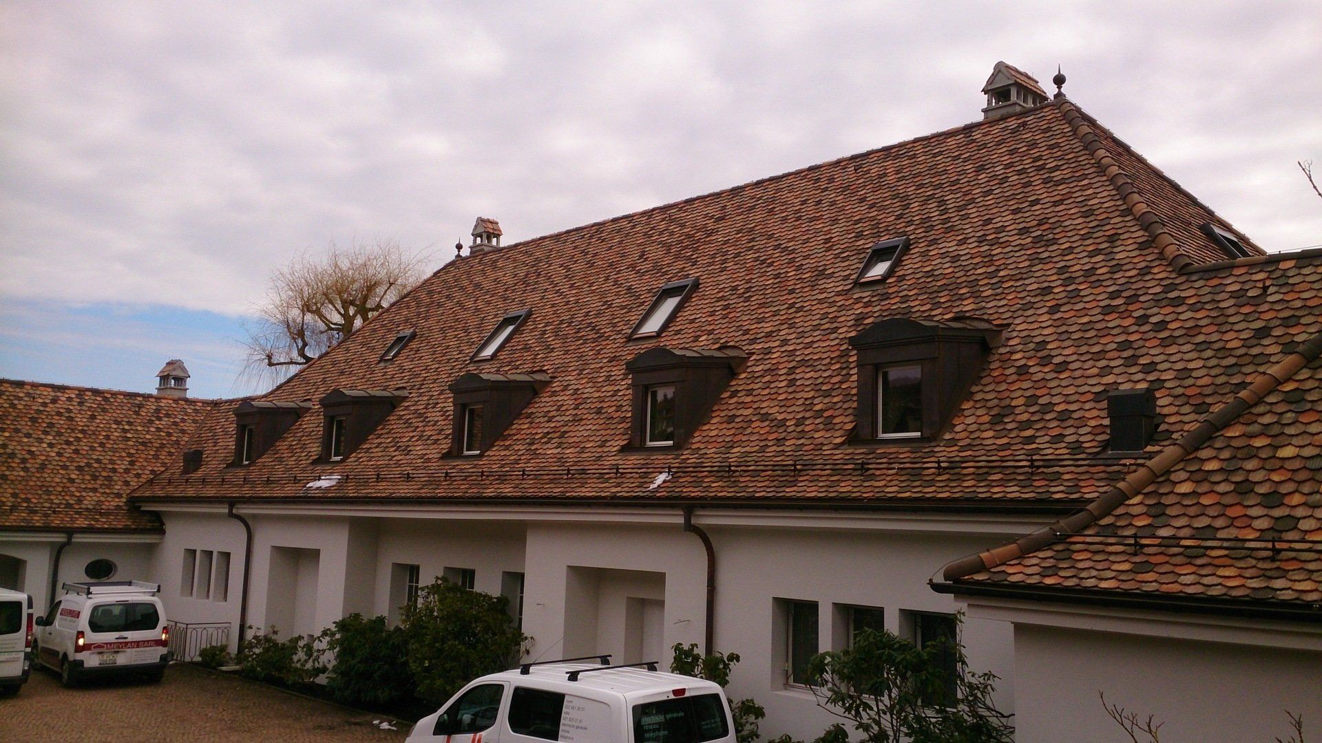 maison avec toit en tuile