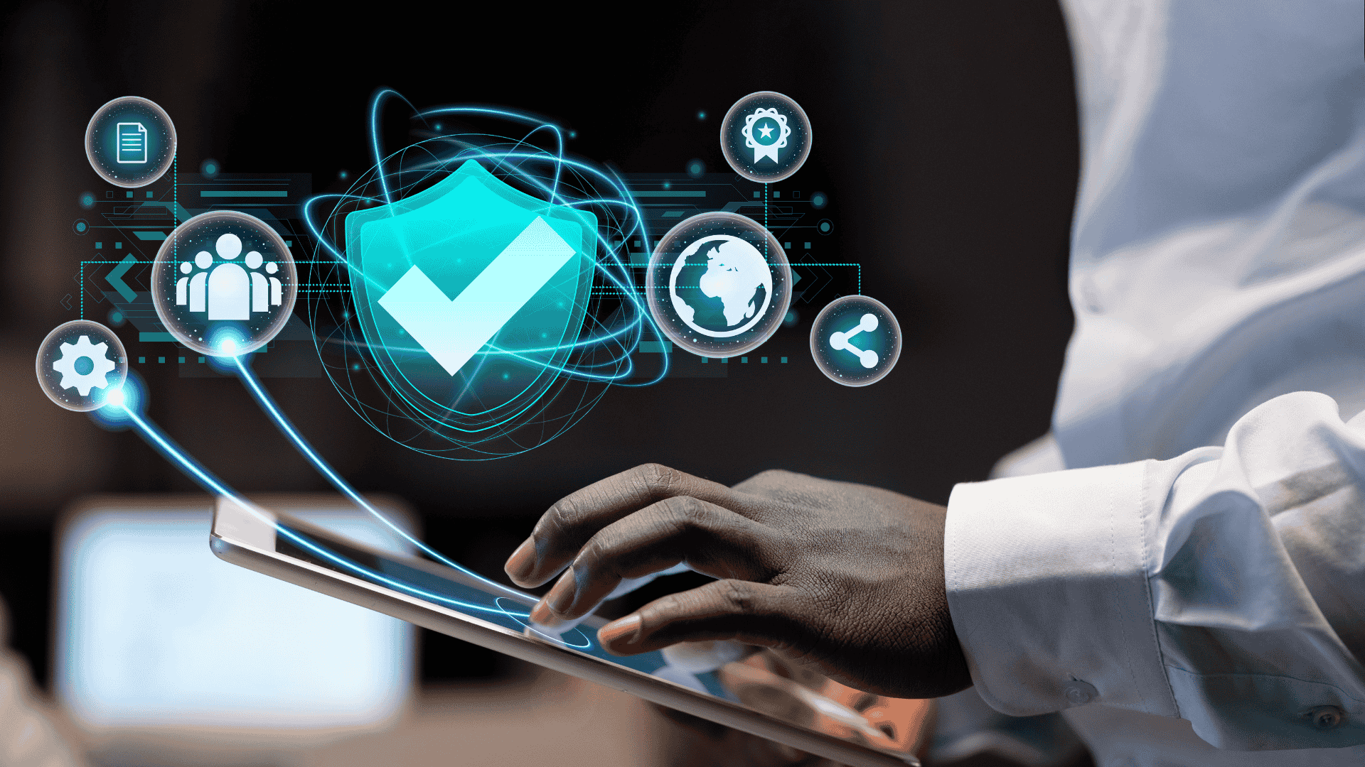 Un professionnel utilisant une tablette avec des icônes de cybersécurité.