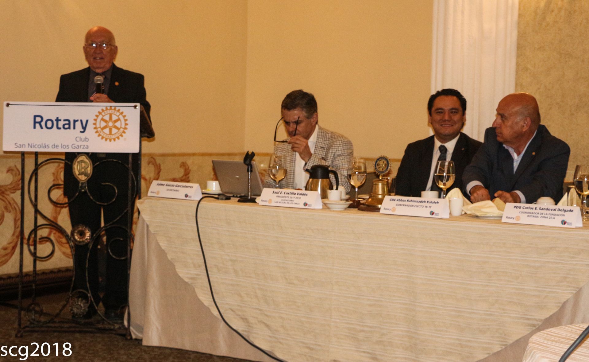 Saúl E. Castillo Valdés y el PDG Abbas Rahimzadeh Kalaleh en una sesión en el Club Rotario San Nicolás de los Garza.