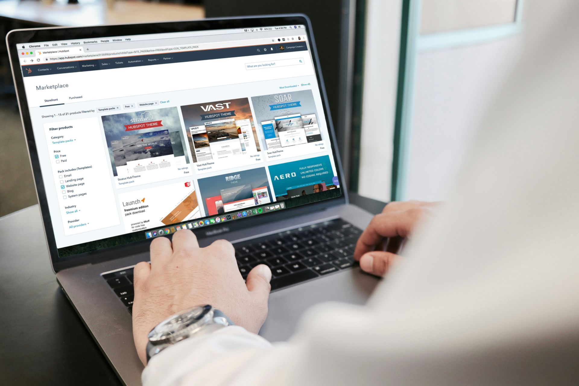 uso de IA para ventas CMO actualizando el sitio web de ventas para su empresa con ayuda de IA
