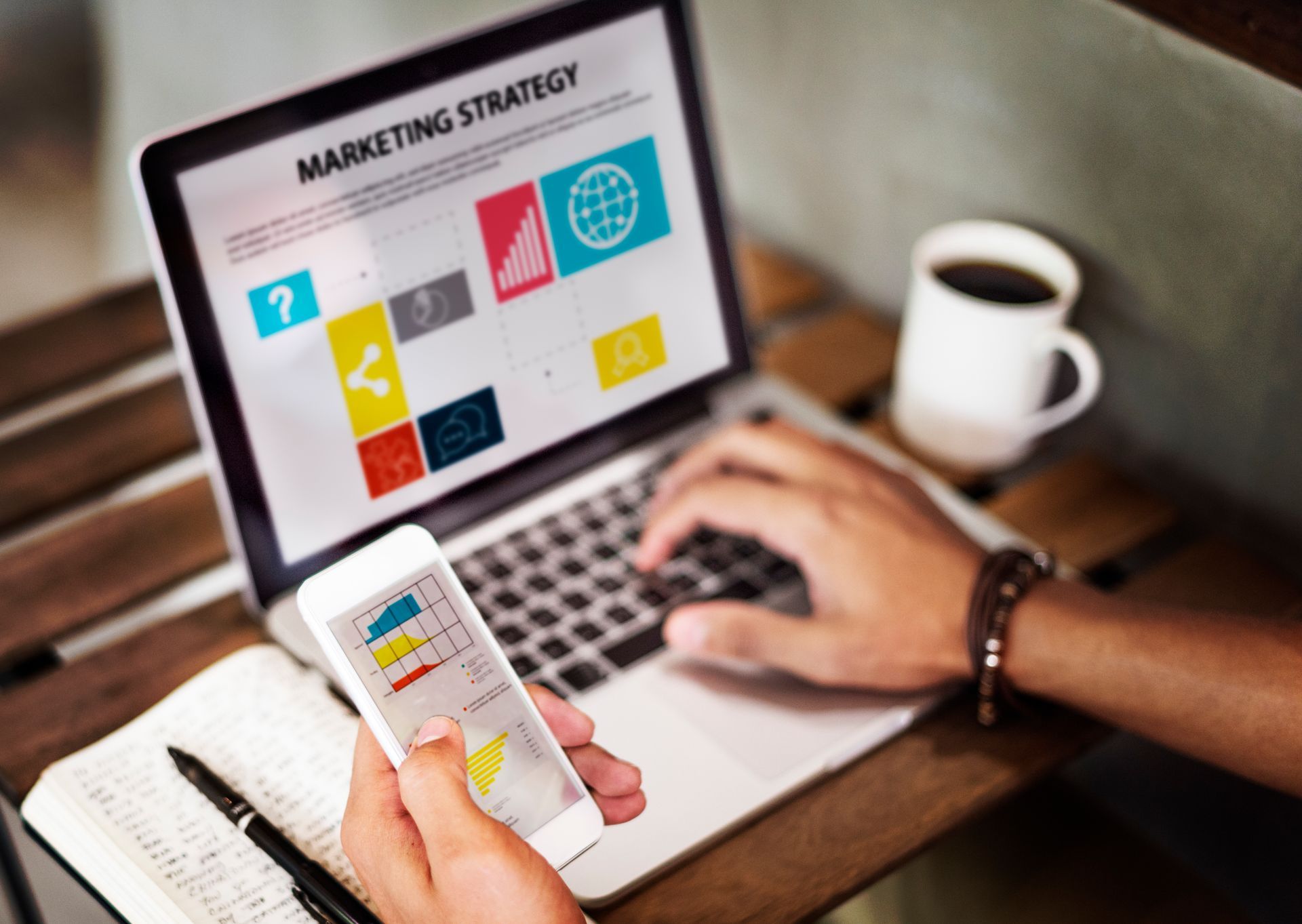 estrategia digital CMO planeando estrategia de marketing digital