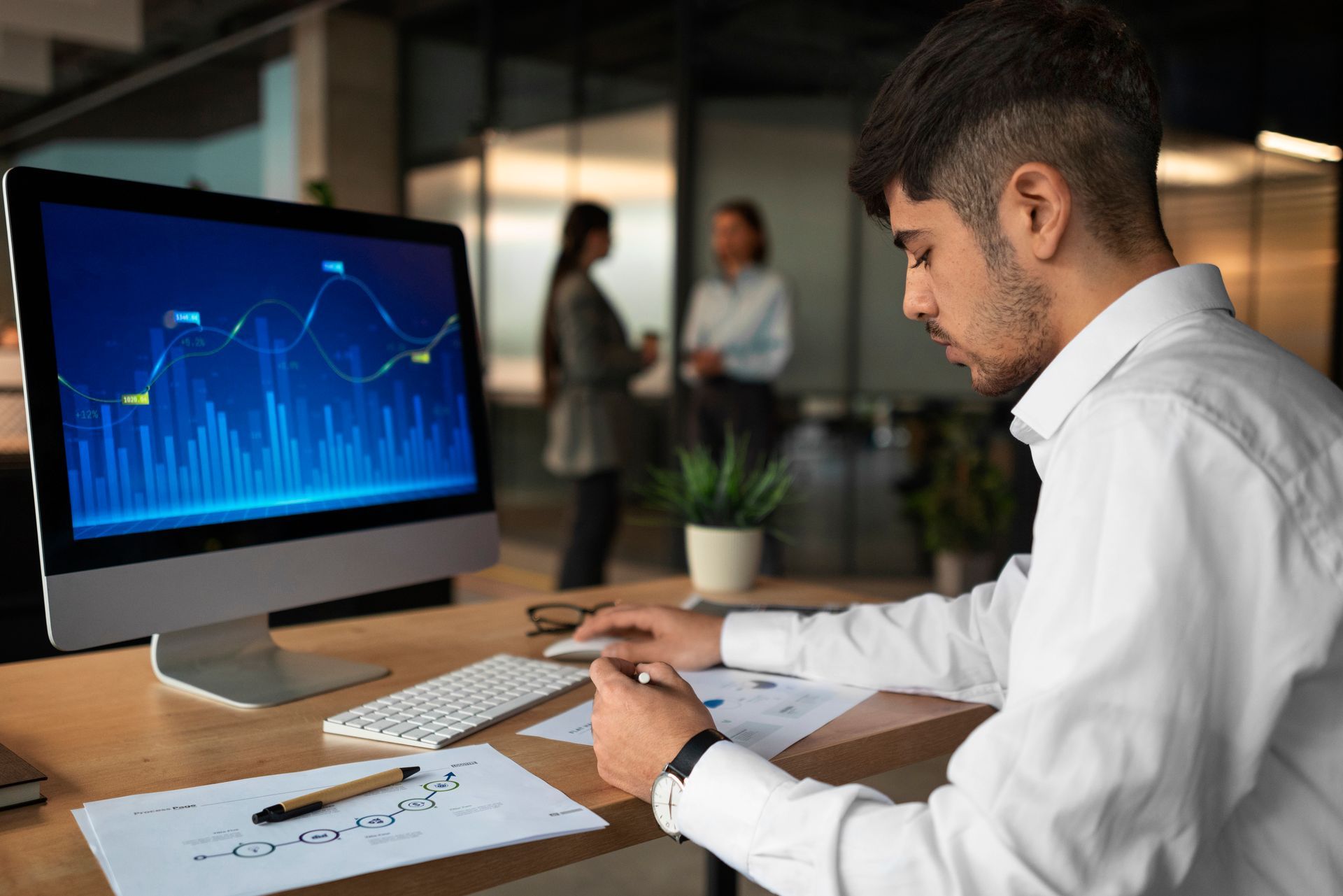 Análisis de datos CMO realizando un análisis de datos en la oficina de su negocio.