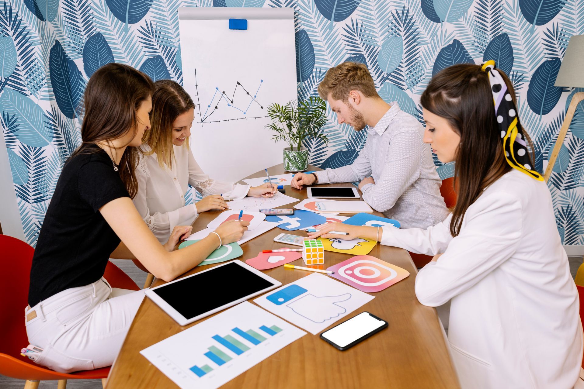 Equipo de marketing planeando estrategia de redes junto a su CMO 