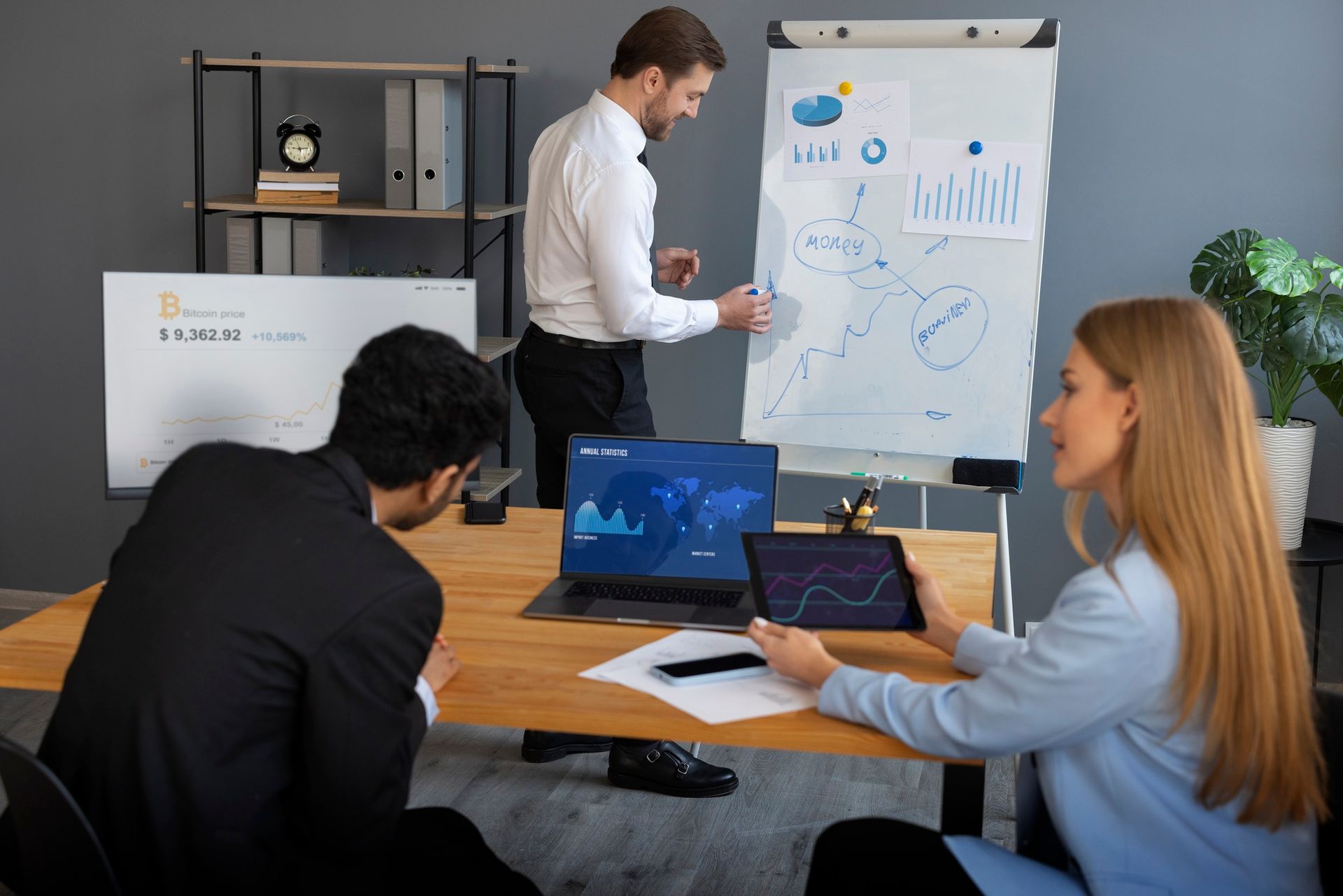 Equipo de marketing de Pyme analizando gráficos hechos con IA 