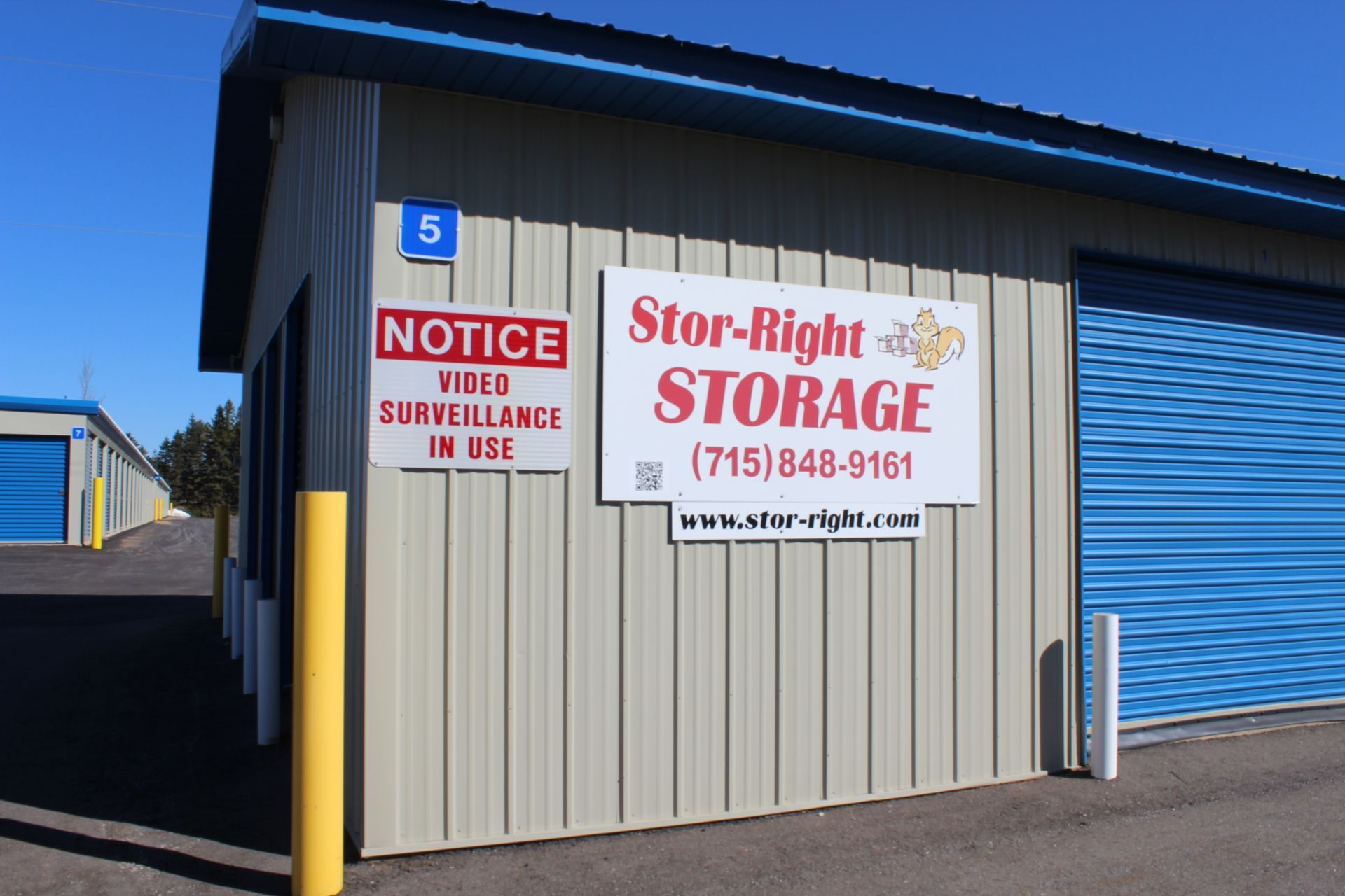 A building with a sign that says stor-right storage