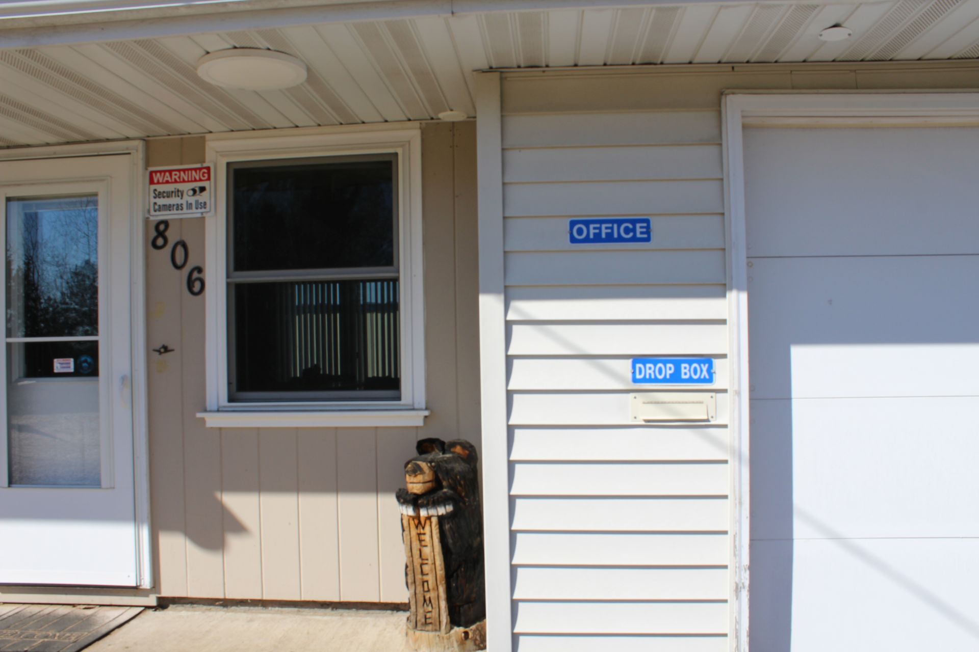 A house with the number 806 on it