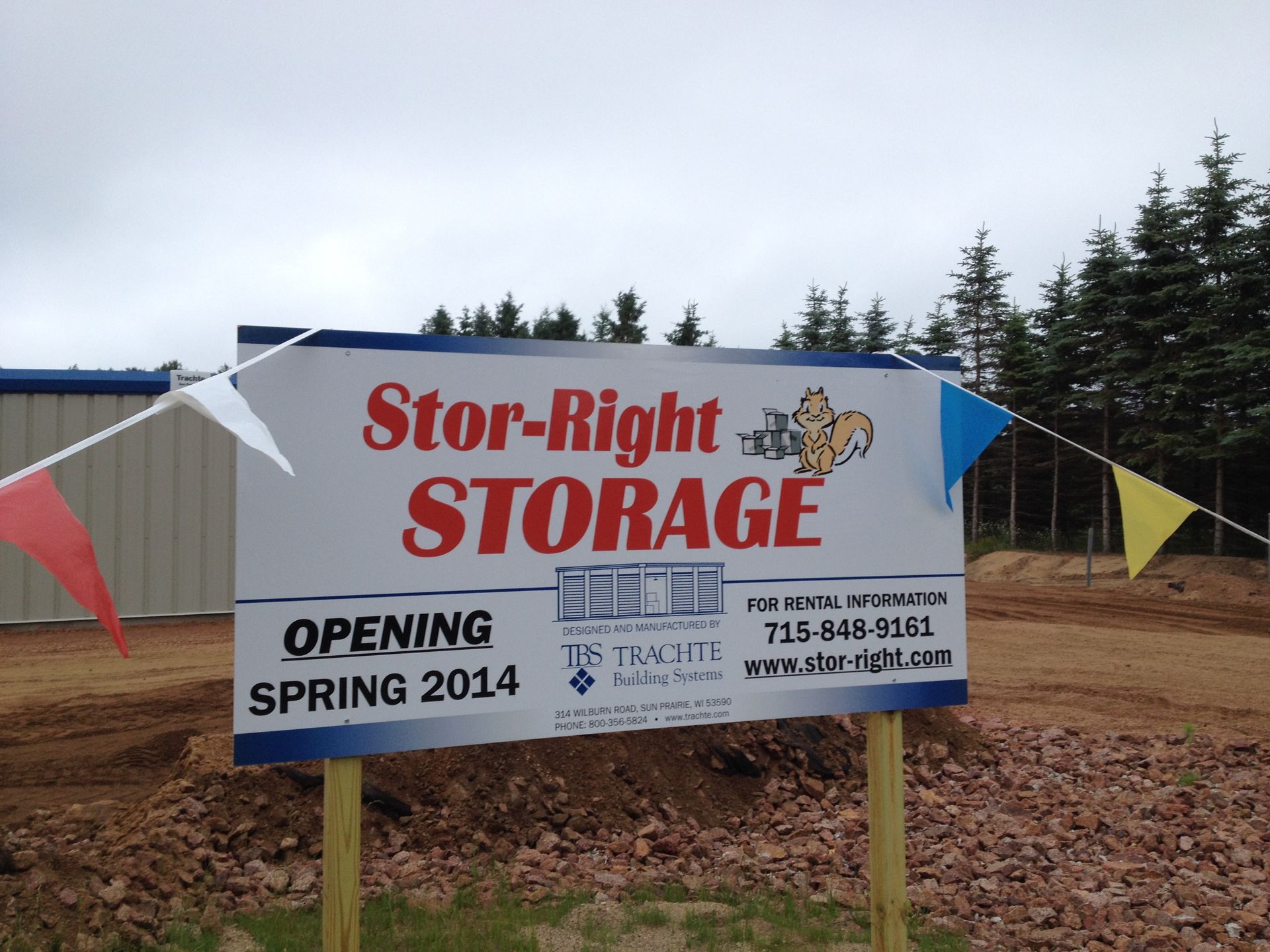 A sign that says stor-right storage on it