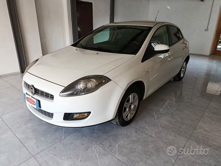 Auto hatchback color argento con il marchio Nolo.com su sfondo bianco.