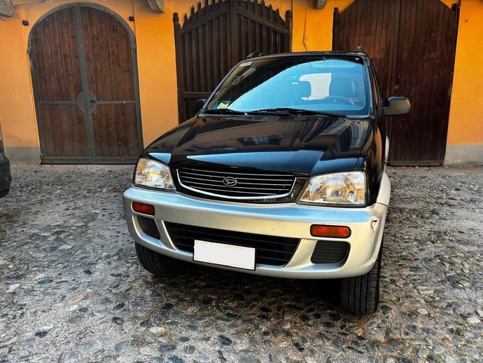 Auto hatchback color argento con il marchio Nolo.com su sfondo bianco.