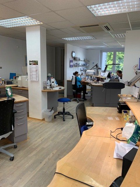 Ein großes Büro mit vielen Schreibtischen und Stühlen