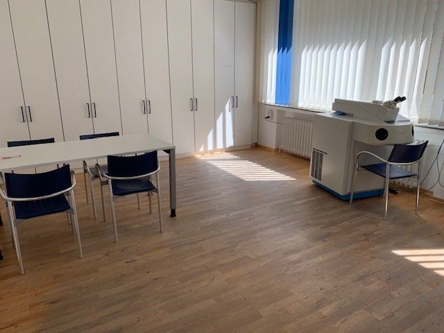 Im Zimmer gibt es einen Tisch und Stühle.