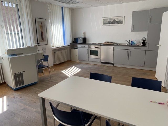 Eine Küche mit einem Tisch und Stühlen darin