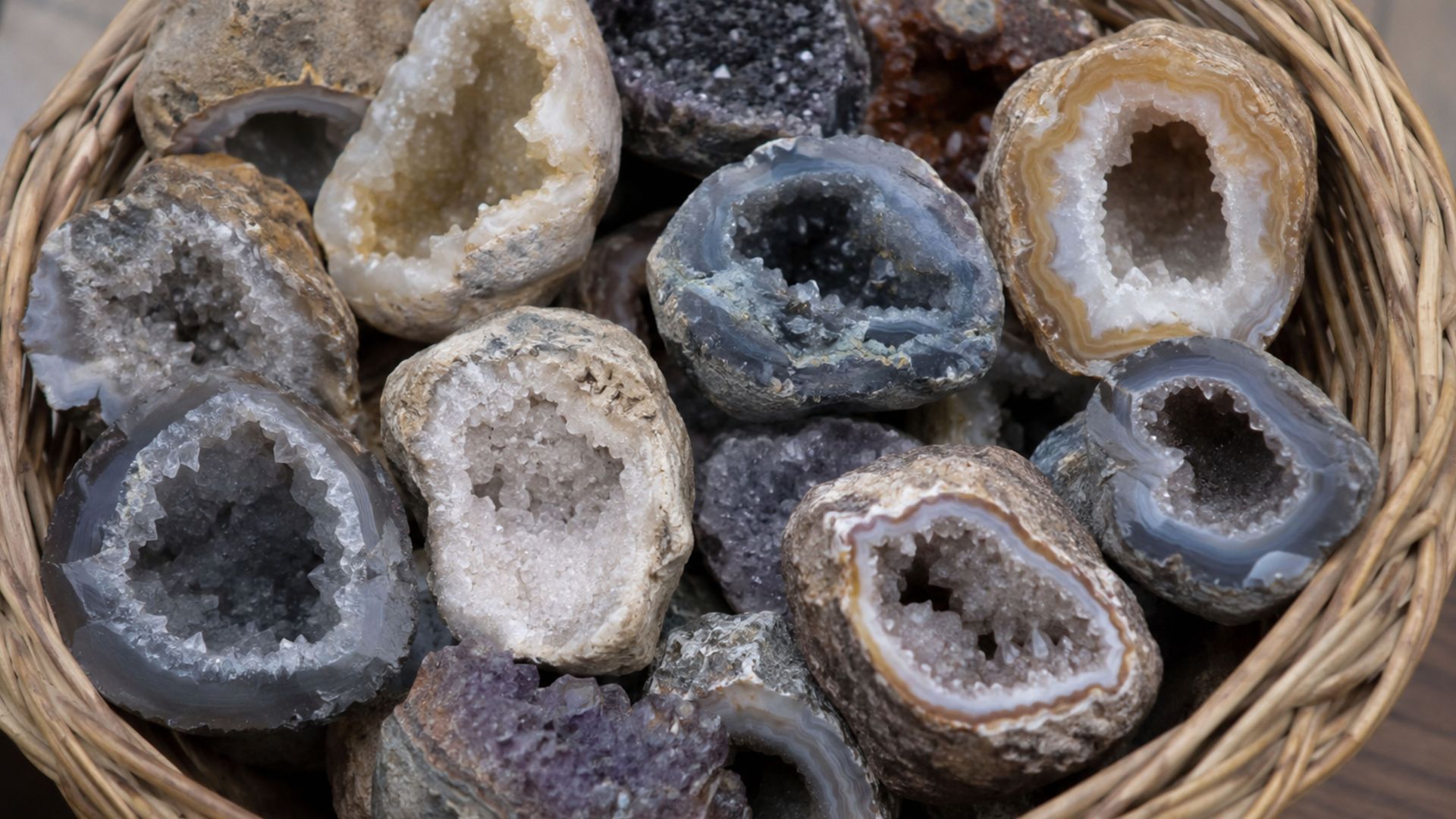 Start learning the basics of identifying geodes and their crystal formations with our beginner's gui