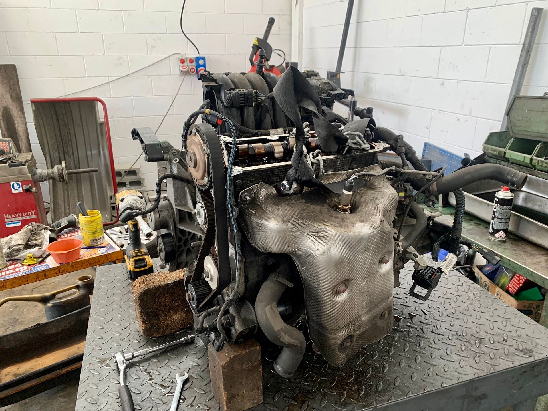 Un motore di automobile è appoggiato su un tavolo in un garage.