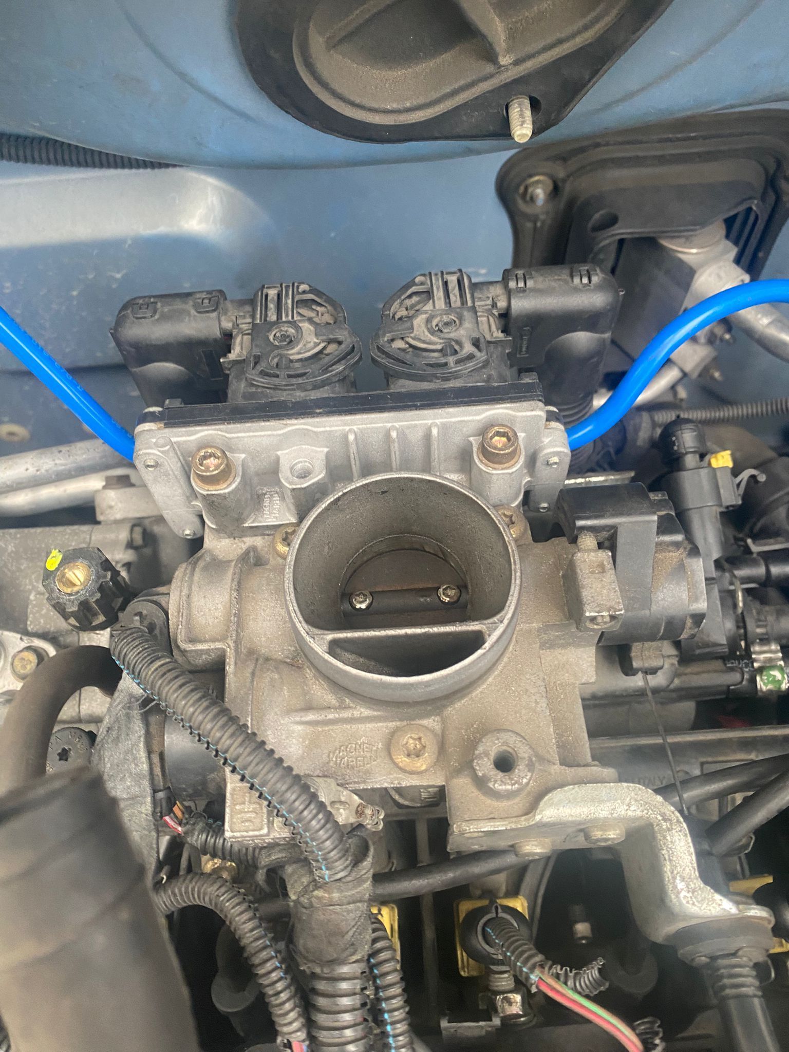 Primo piano del carburatore di un motore di automobile.