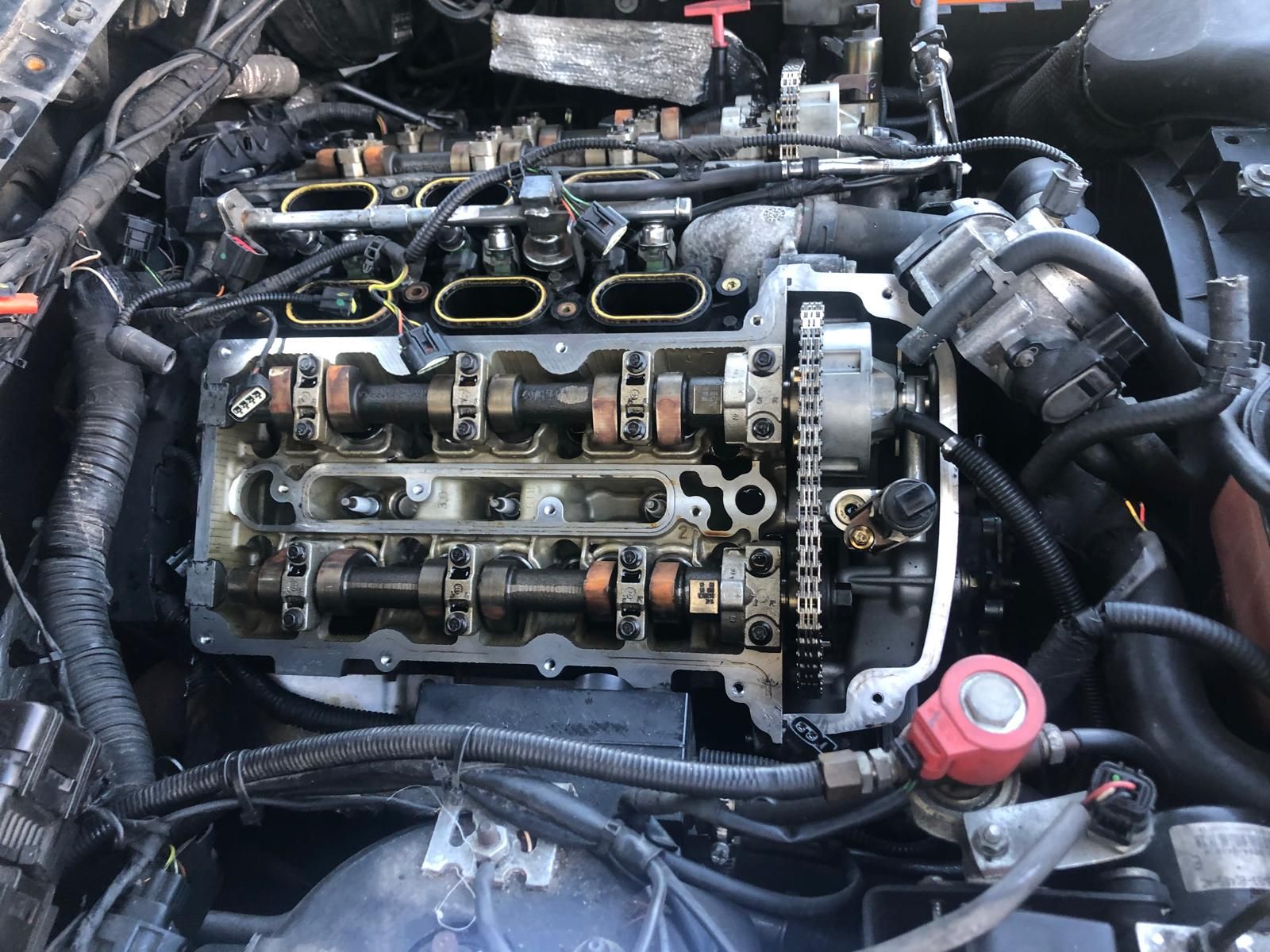 Un primo piano del motore di un'auto