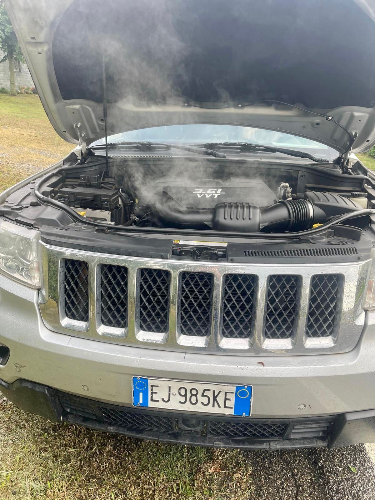 Il cofano di una jeep è aperto e ne esce del vapore.