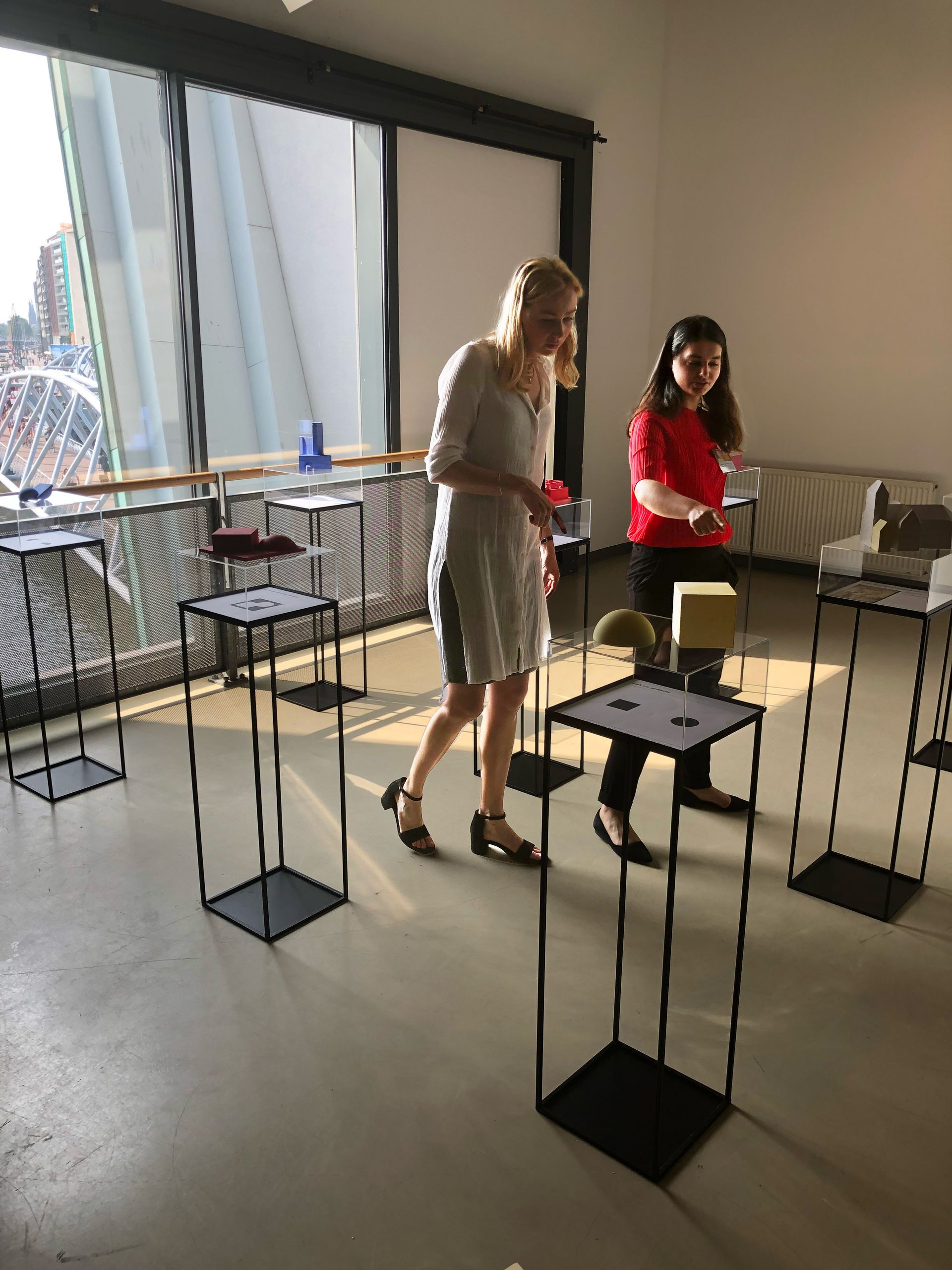 Dafne and Rimaan looking at things