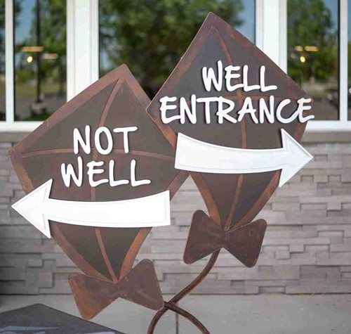 Sign shaped as kites, pointing to 