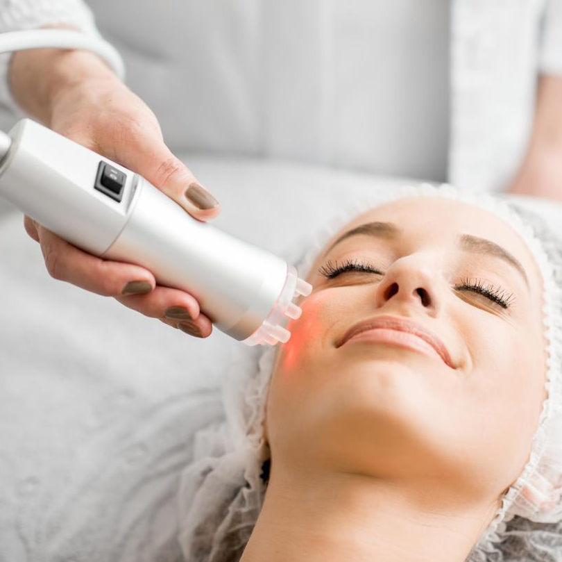 Uma mulher está recebendo um tratamento a laser no rosto
