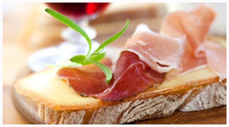 affettato su un pezzo di pane