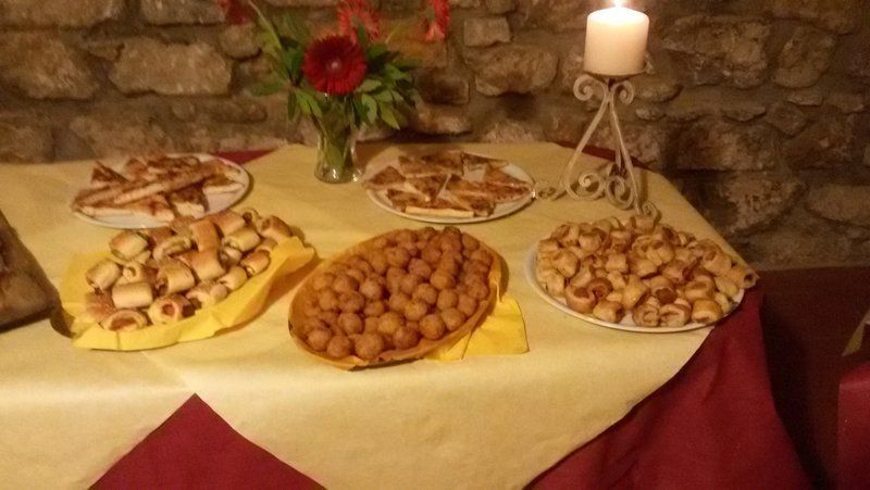 tavolo imbandito per un antipasto