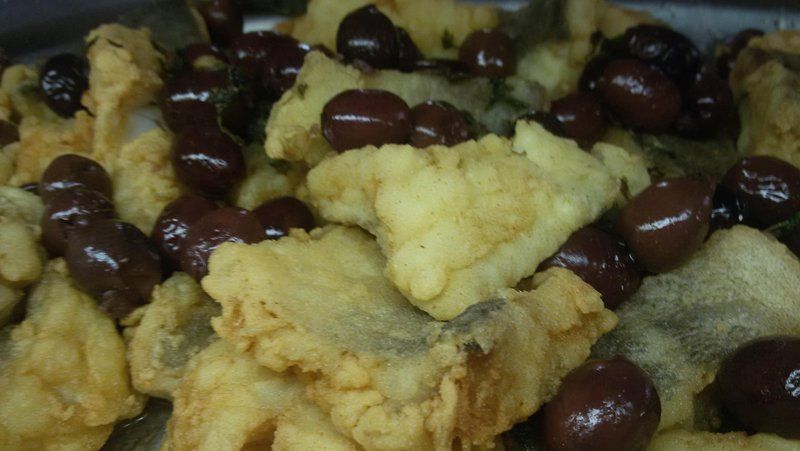 fritto di pesce e olive nere