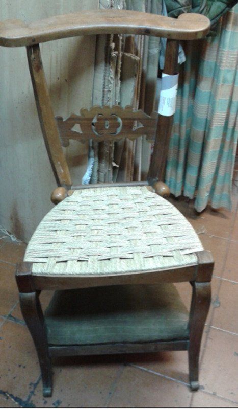 chaise en bois avec assise en paille tressée