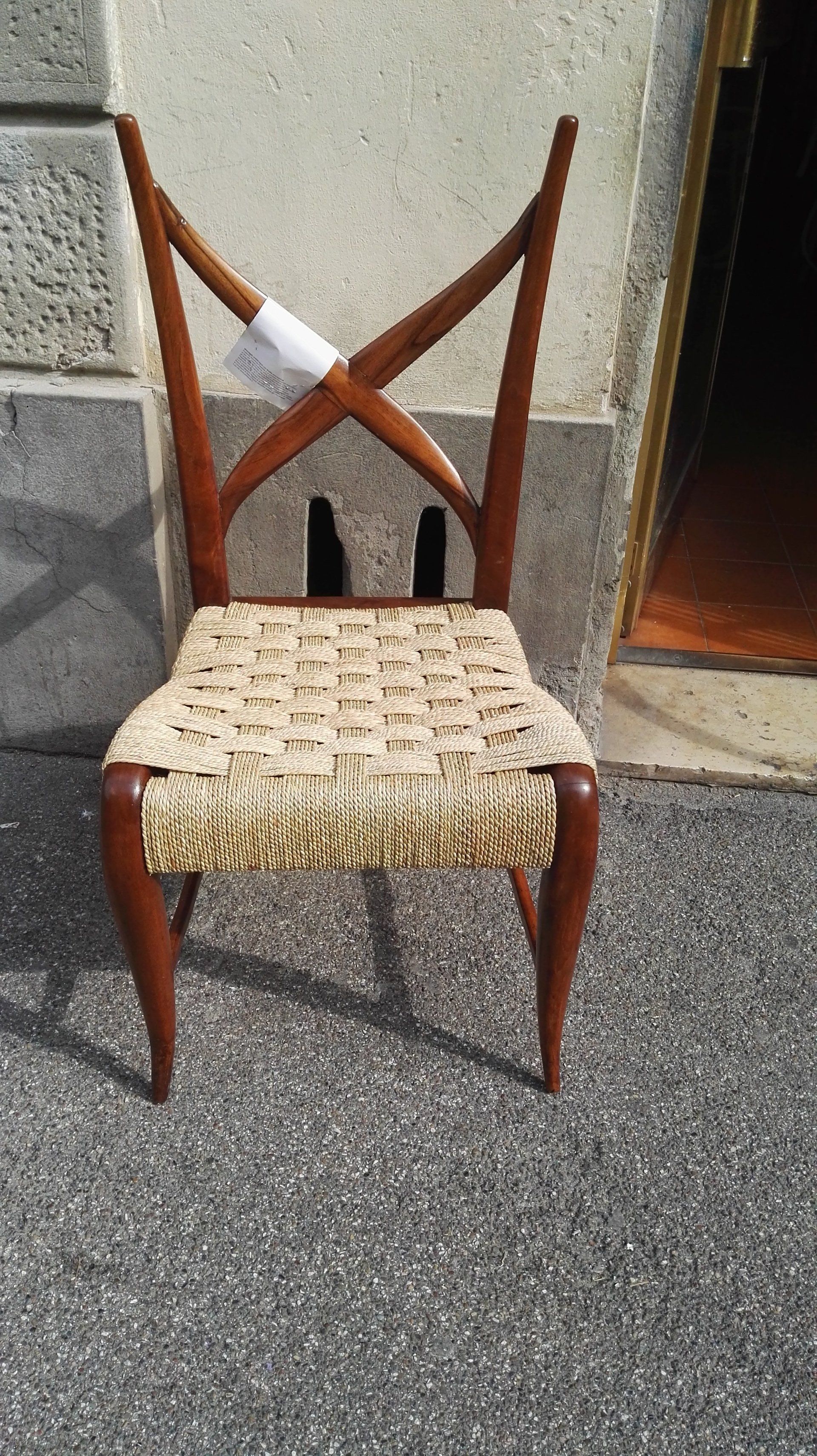 sedia con particolare schienale in legno e seduta in complesse trame di paglia intrecciata