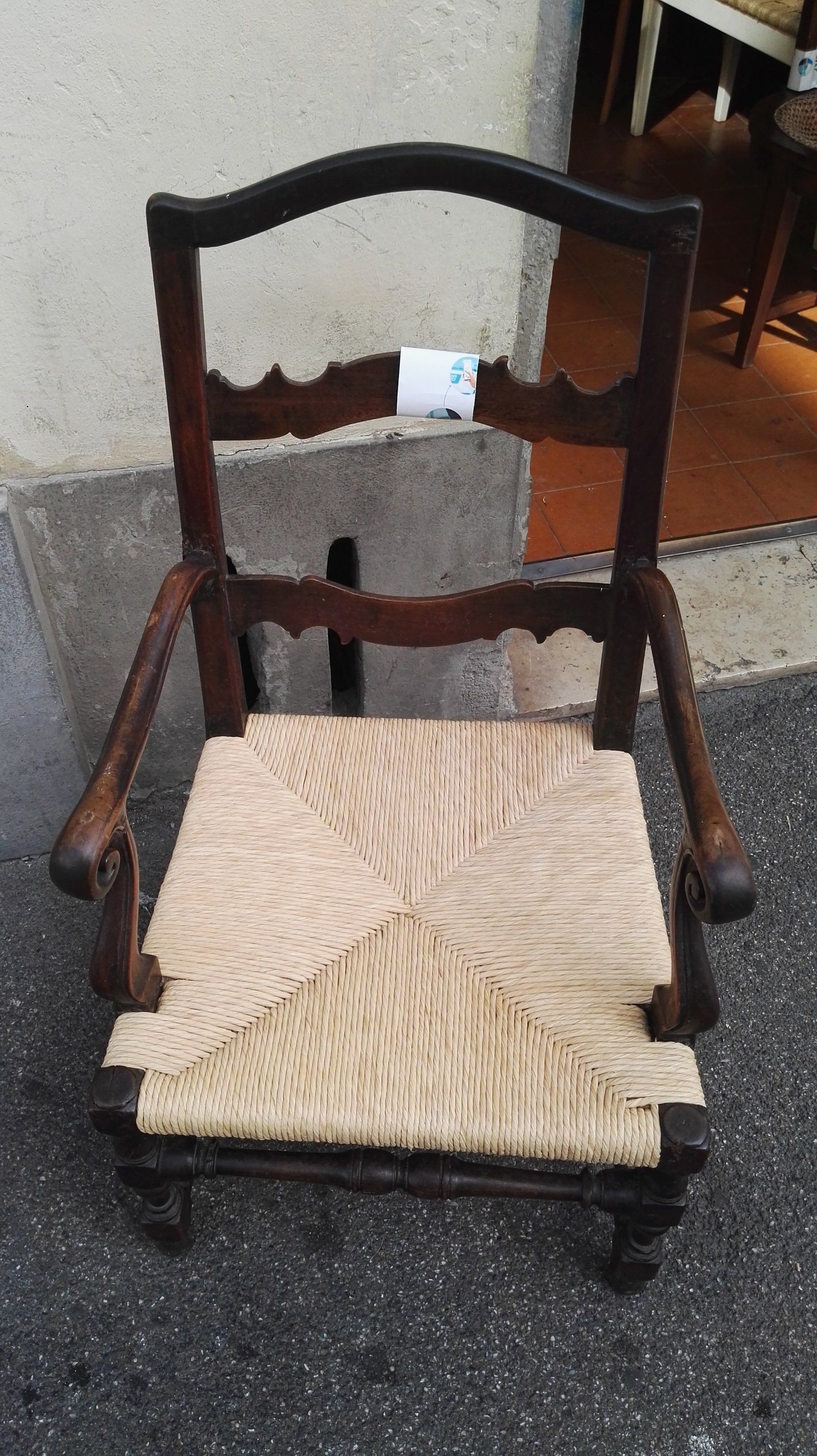 sedia in legno con manici sottili e seduta impagliata