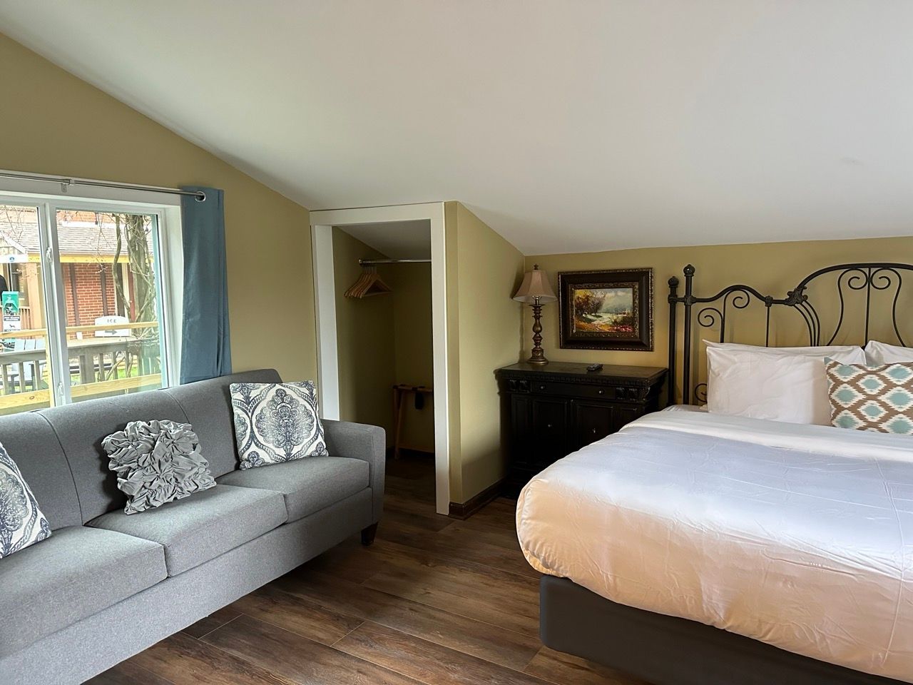 Ridgeway Inn - Room 121 