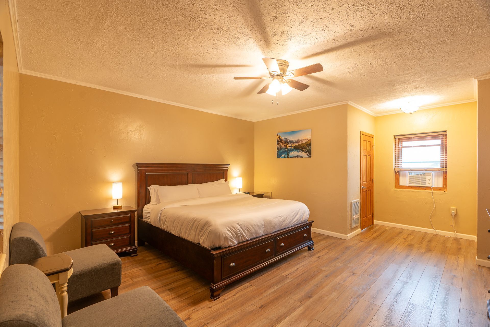 Ridgeway Inn - Room 114 - King Classic - Bathroom