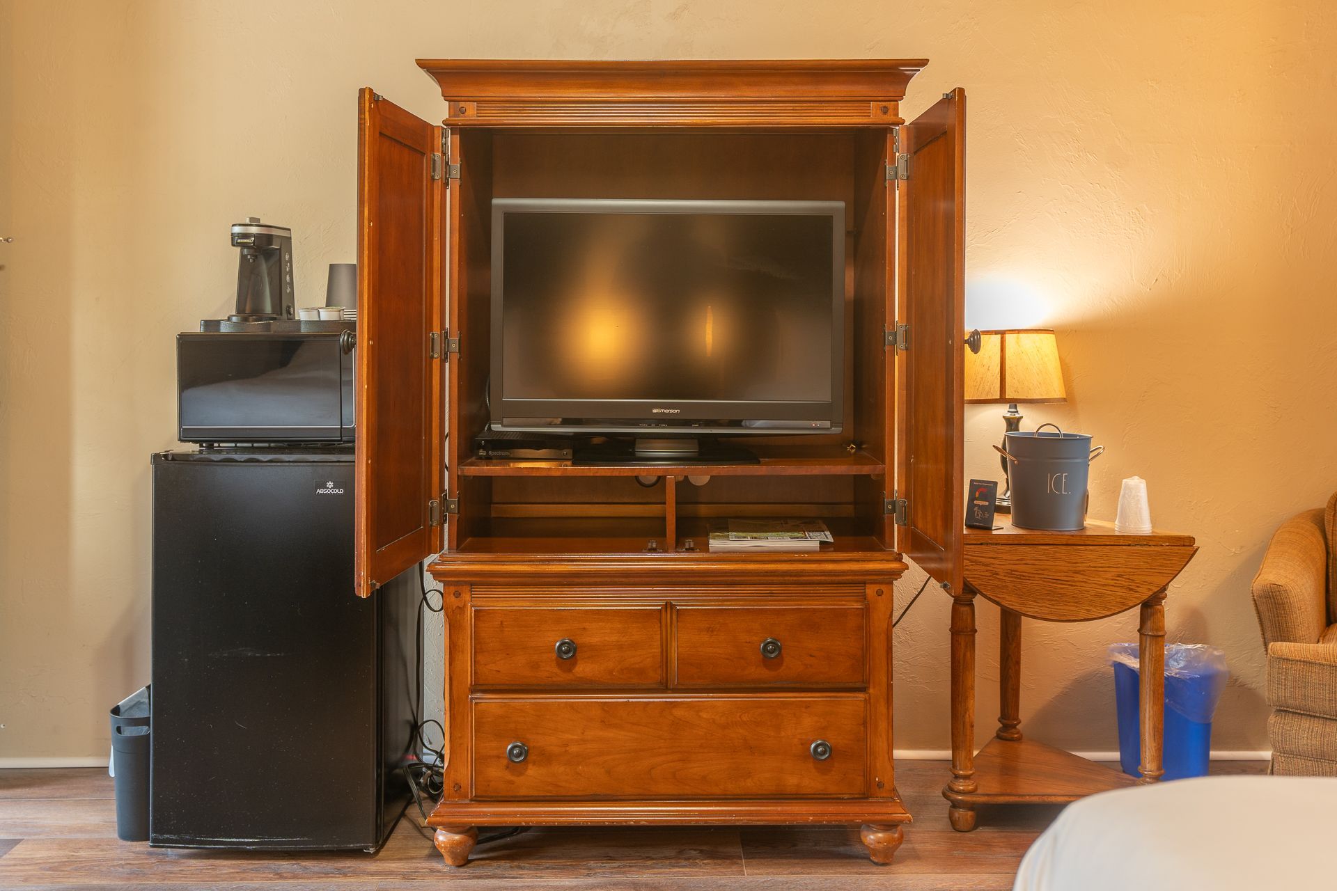 Ridgeway Inn - Room 117 - TV