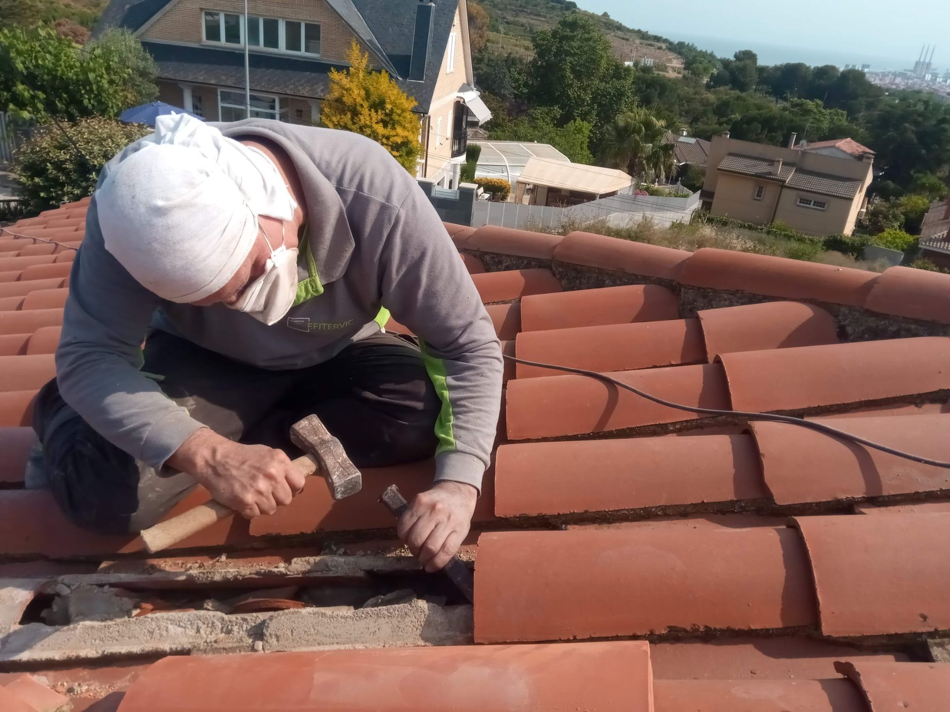 Un hombre mide un trozo de aislamiento con una cinta métrica.