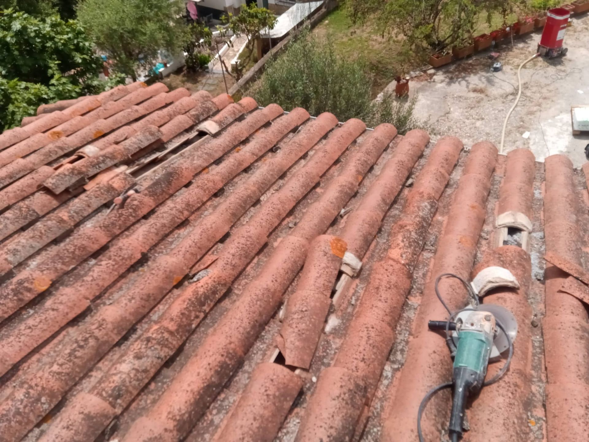 Un hombre con guantes verdes está trabajando en una pared.