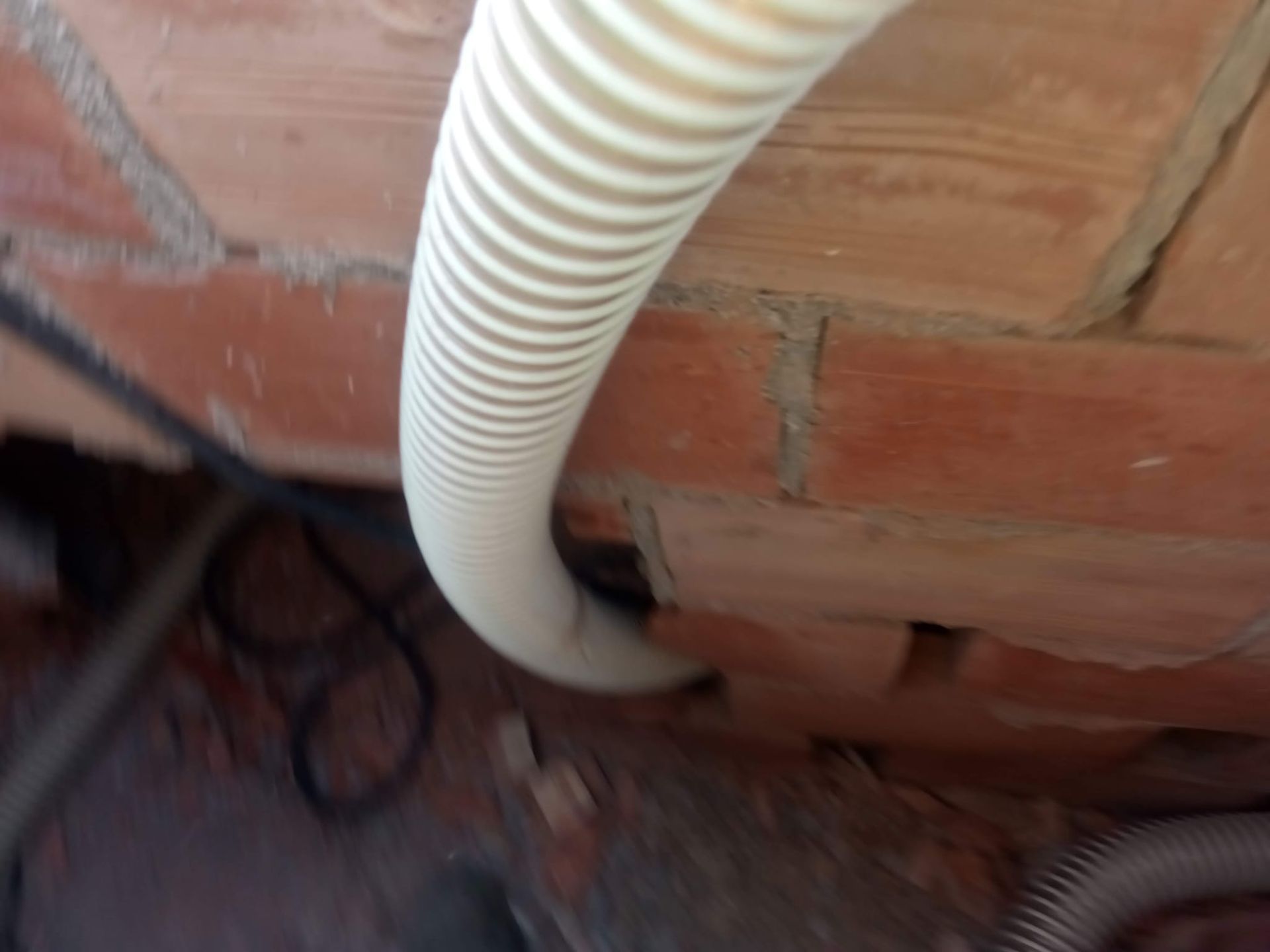 Un hombre sostiene un trozo de espuma de poliestireno en una pared.