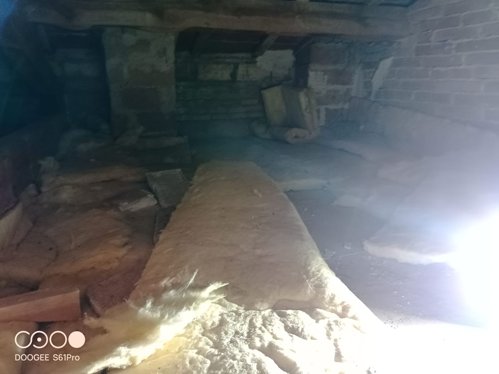 Se está construyendo una pared de ladrillos encima de un edificio de ladrillos.