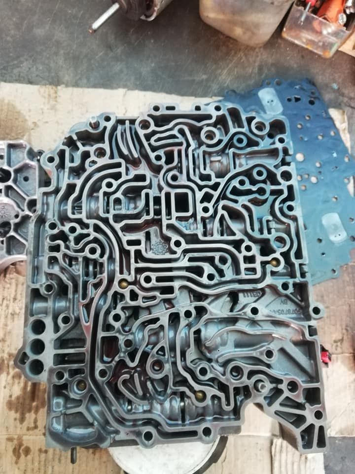 Un primer plano de una caja de cambios con muchos agujeros.