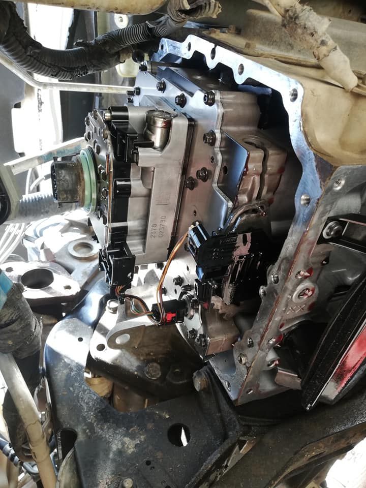 Un primer plano del motor de un automóvil sin la transmisión.