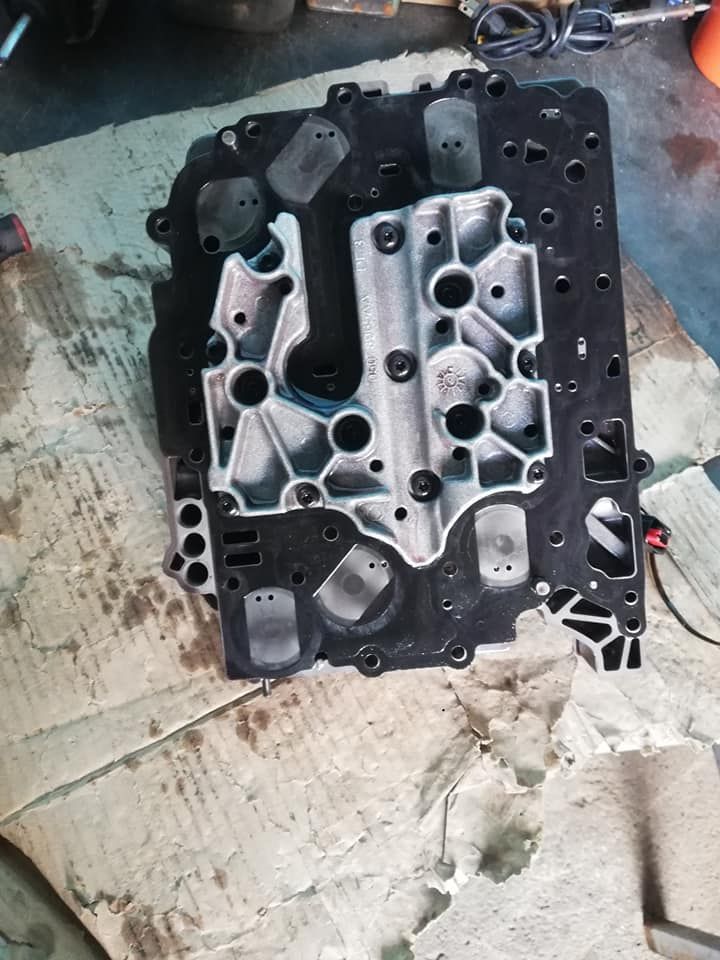 Un trozo de metal está sobre un trozo de cartón.