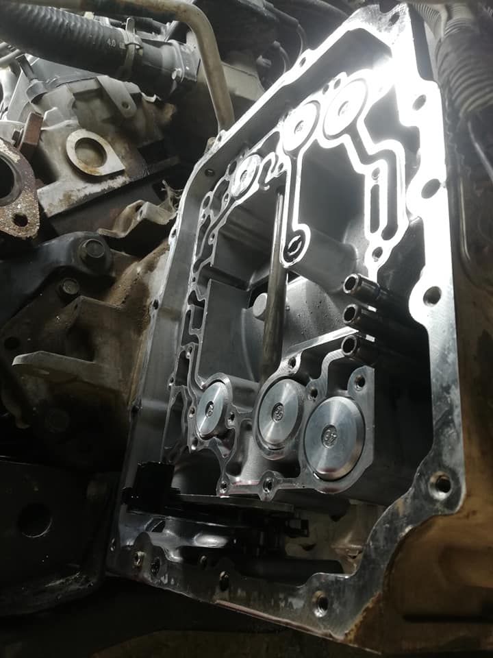 Un primer plano del interior de un motor de automóvil.