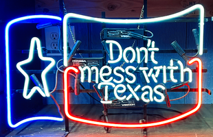 A neon sign that says do n't mess with texas