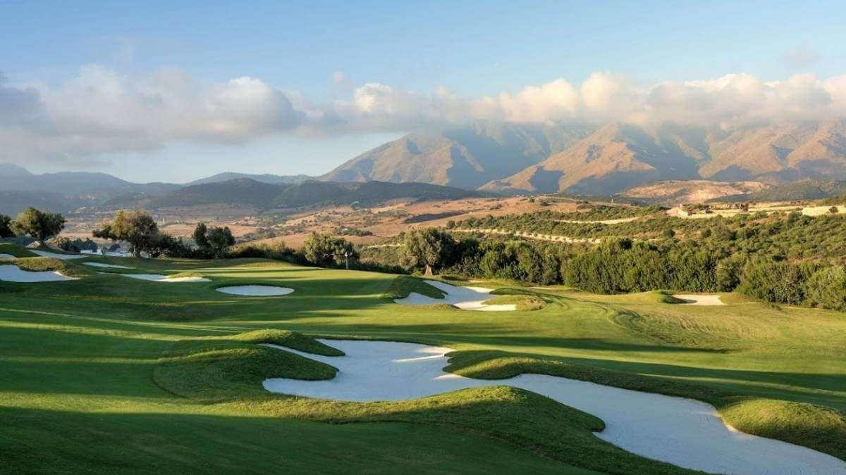 types of golf courses: links golf courses, parkland golf courses, heathland course
