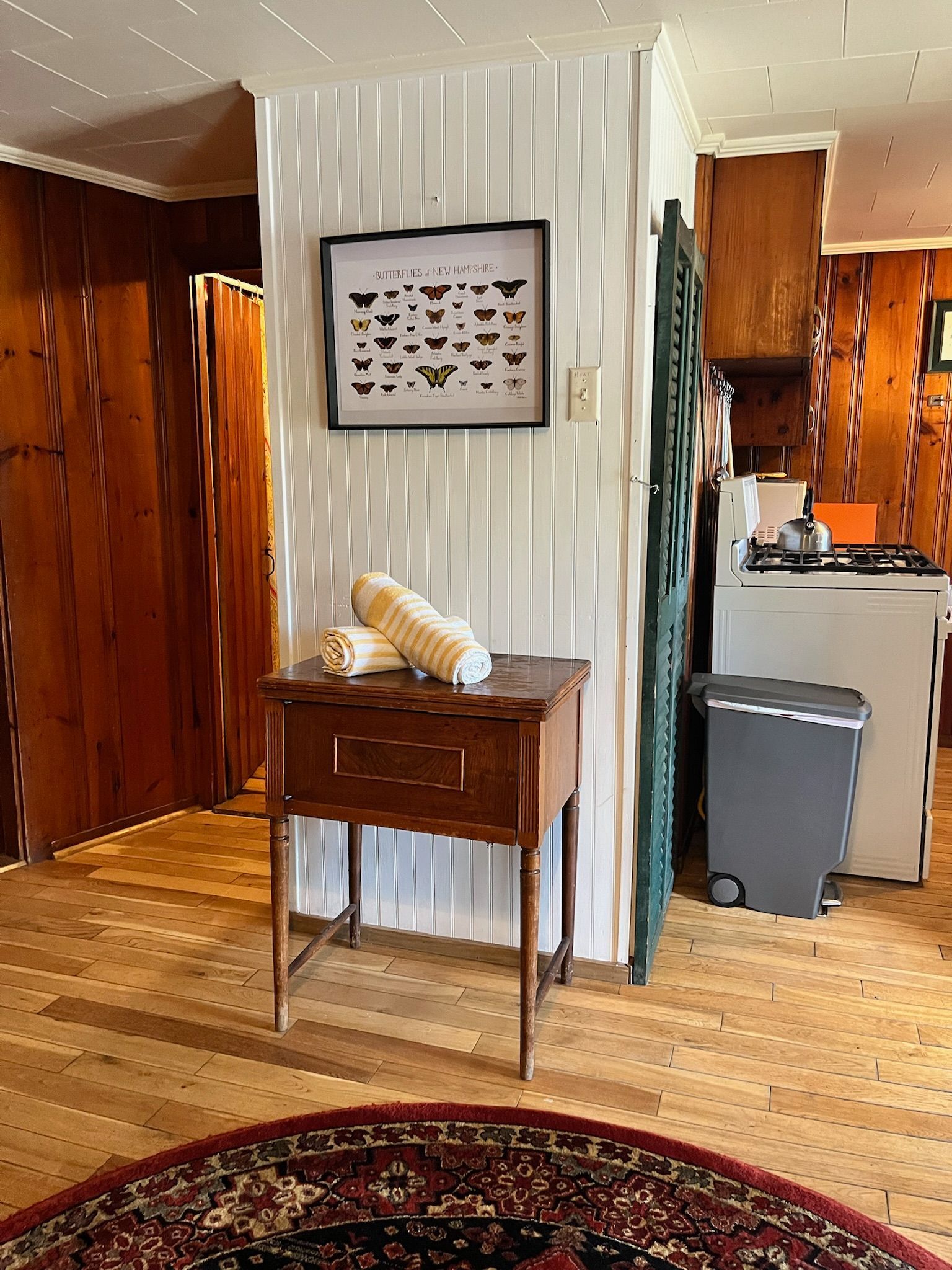 A room with a table and a picture on the wall.