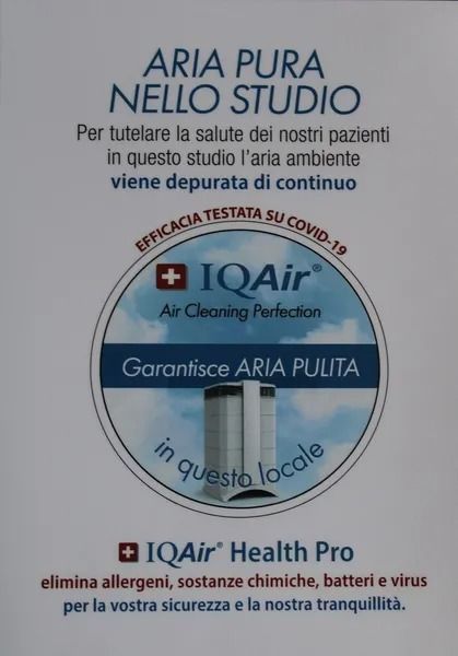 Cartello che promuove la purificazione dell'aria IQAir in uno studio; afferma che rimuove allergeni, sostanze chimiche, batteri e virus per garantire la sicurezza.