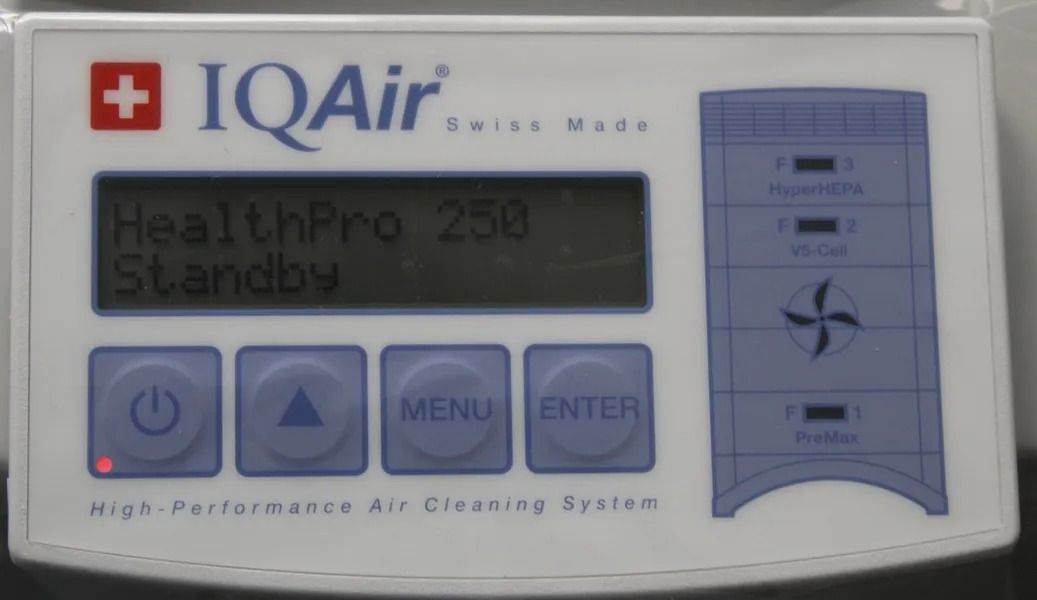 Pannello di controllo del purificatore d'aria IQAir HealthPro 250 con visualizzazione