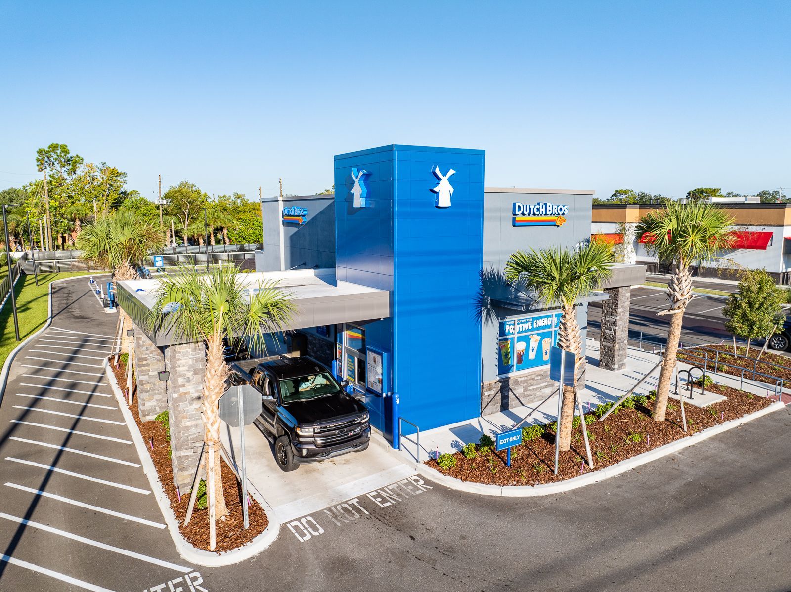 An aerial view of a fast food restaurant with a car parked in front of it.