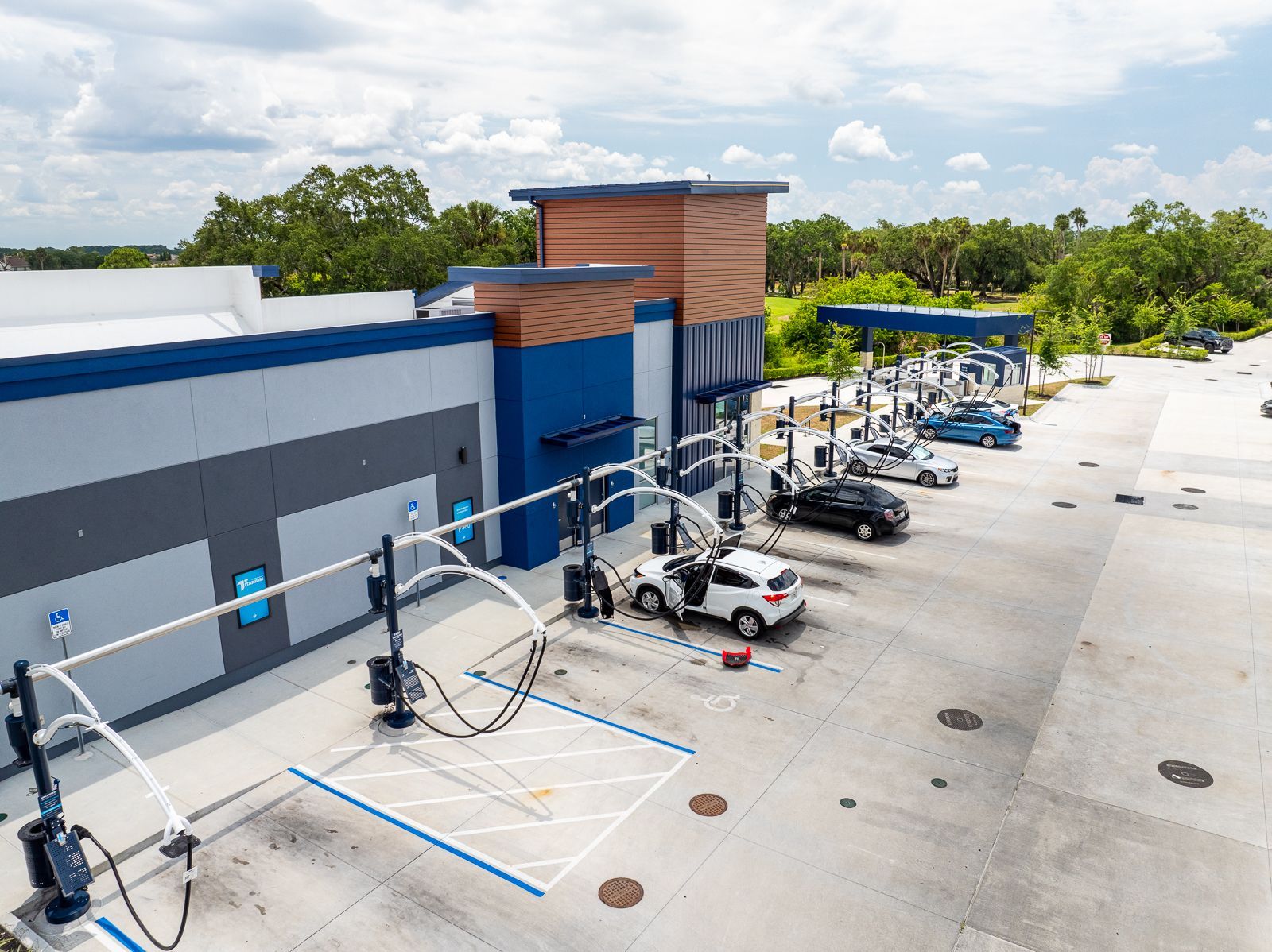 An aerial view of a car wash with cars parked in front of it.
