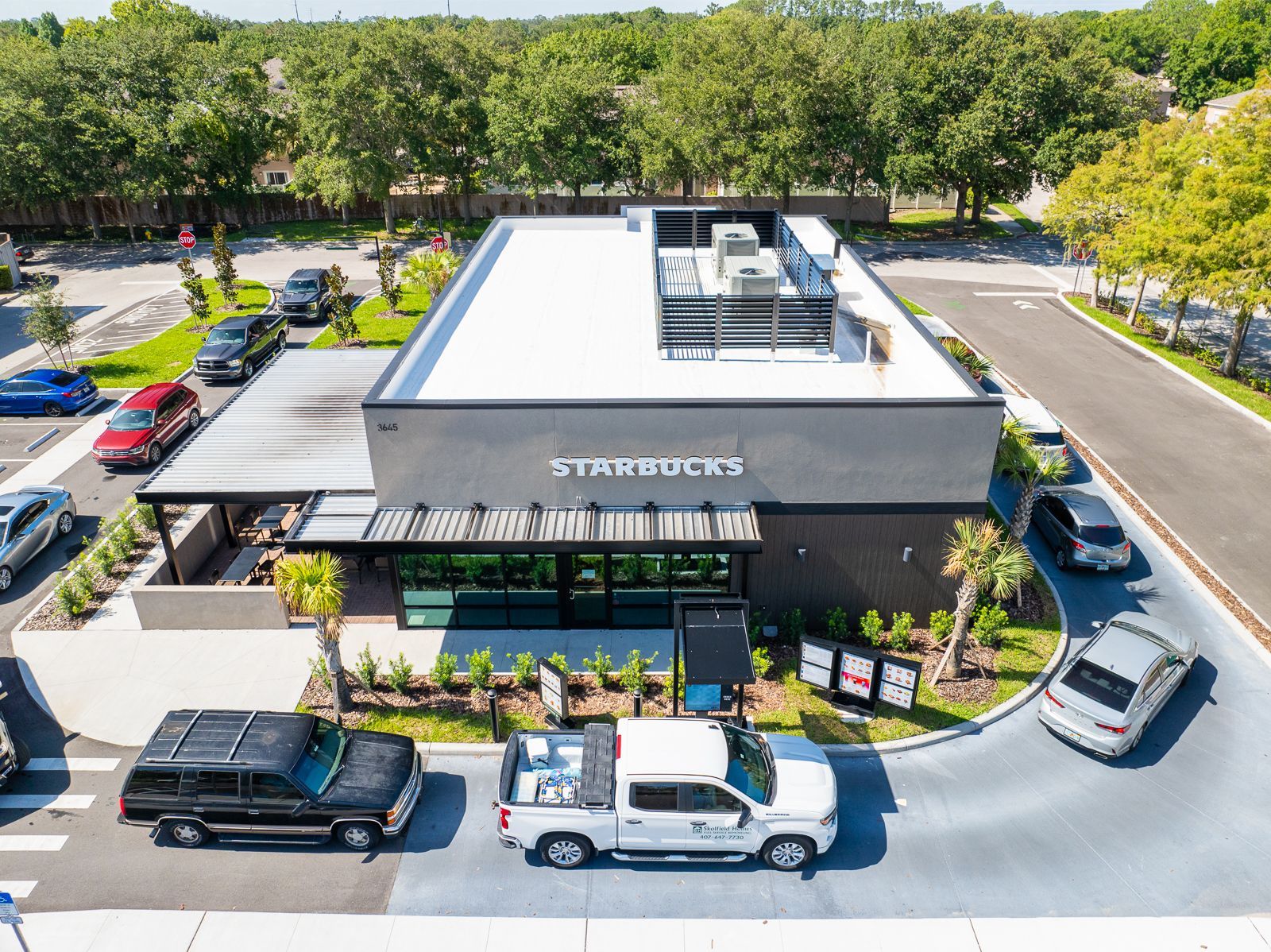 An aerial view of a mcdonald 's restaurant with cars parked in front of it